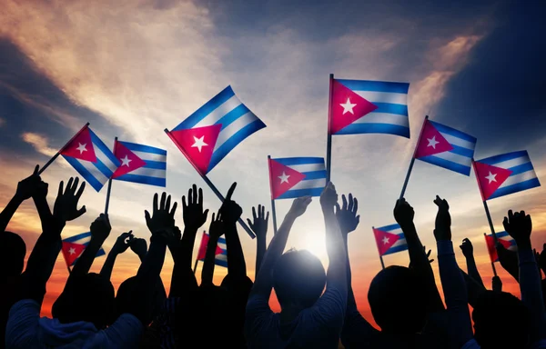 Groep mensen zwaaien vlag van Cuba — Stockfoto