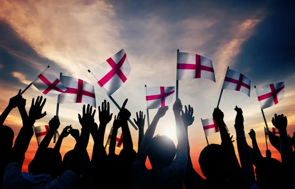 Groupe de personnes agitant les drapeaux de l'Angleterre — Photo