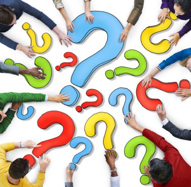 Soru işareti olan bir grup insan