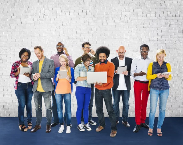 Menschen mit digitalem Gerätekonzept — Stockfoto