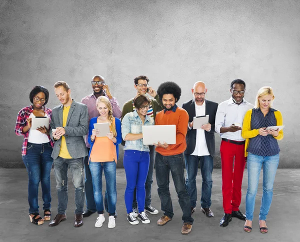 Personer som använder Digital enhet koncept — Stockfoto