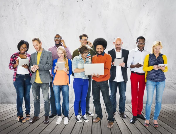 Mensen met behulp van digitale apparaat Concept — Stockfoto