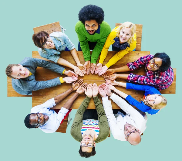 Çeşitlilik insanların sadaka veren ödünç birlik grup kavramı — Stok fotoğraf