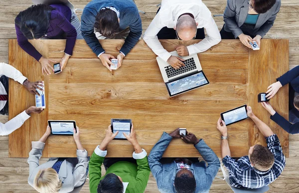 Gruppe von Menschen, die digitale Geräte nutzen — Stockfoto