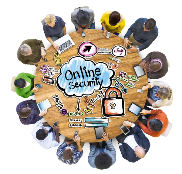 Persone che discutono di sicurezza online — Foto Stock