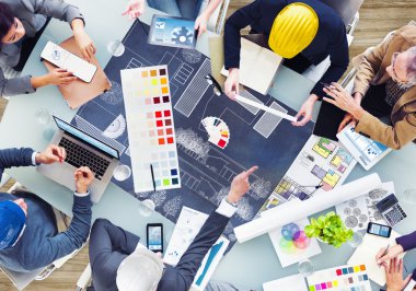 Mimarlar ve tasarımcılar ofiste çalışan