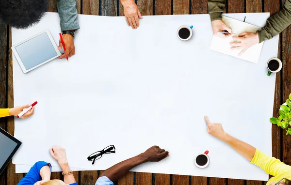 Reunião de Pessoas Discutindo o Conceito de Trabalho em Equipe — Fotografia de Stock