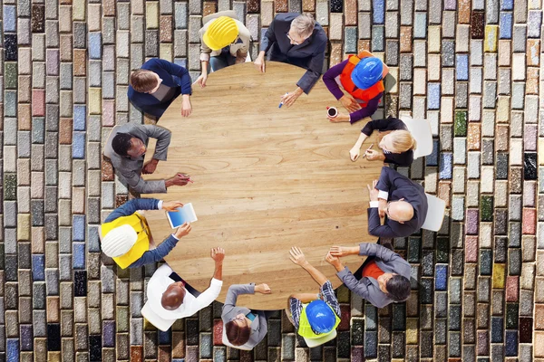 Ingenieros y Arquitectos Discutiendo Concepto —  Fotos de Stock