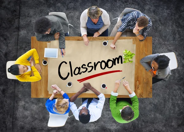 Gente haciendo una lluvia de ideas sobre el concepto de aula — Foto de Stock