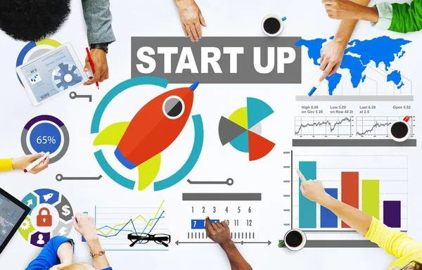 Diversiteit mensen en start-up discussie werken — Stockfoto