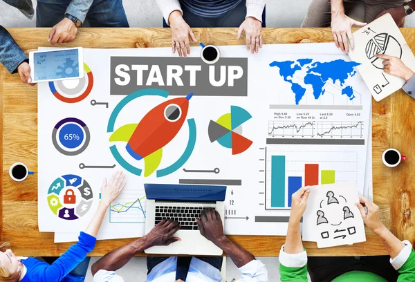 Diversiteit mensen en start-up discussie werken — Stockfoto