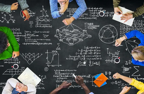 Personas y Símbolos Matemáticos —  Fotos de Stock