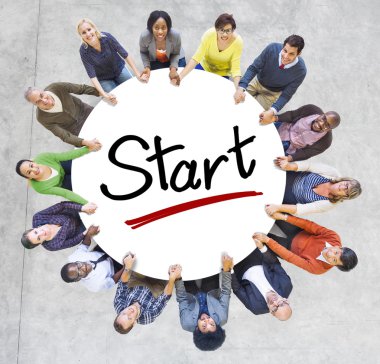 Bir grup mektup başlangıç çevresinde insan