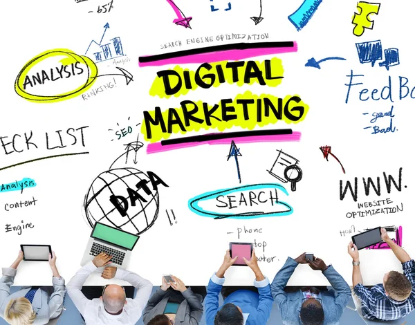 Pessoas de negócios e conceito de marketing digital — Fotografia de Stock