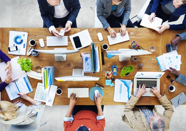 Grupp av affärsmän som arbetar på kontoret — Stockfoto
