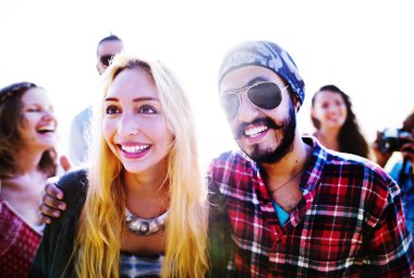 Mutlu arkadaşlar sahilde eğleniyor.