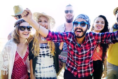 Mutlu arkadaşlar sahilde eğleniyor.