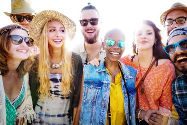 Mutlu arkadaşlar sahilde eğleniyor.