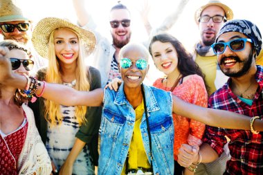 Mutlu arkadaşlar sahilde eğleniyor.