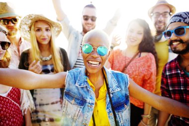 Mutlu arkadaşlar sahilde eğleniyor.