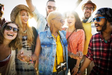 Mutlu arkadaşlar sahilde eğleniyor.