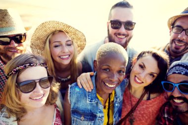 Mutlu arkadaşlar sahilde eğleniyor.