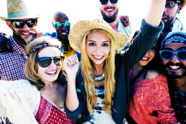 Mutlu arkadaşlar sahilde eğleniyor.