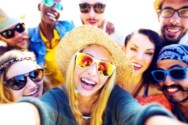 arkadaşlar Kumsal Partisi dışarı asılı