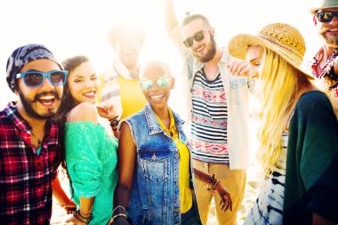 arkadaşlar Kumsal Partisi dışarı asılı