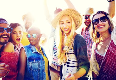 arkadaşlar Kumsal Partisi dışarı asılı