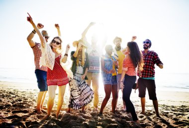 arkadaşlar Kumsal Partisi dışarı asılı