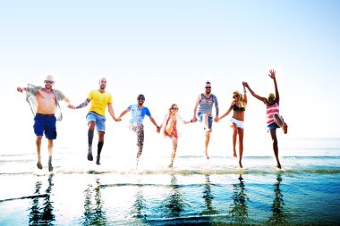 Mutlu arkadaşlar sahilde eğleniyor.