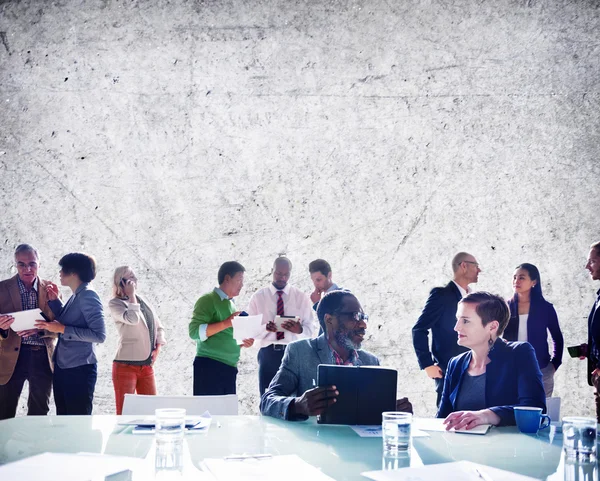 Geschäftsleute diskutieren Arbeitskonzept — Stockfoto