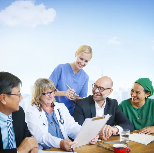 Ärzte diskutieren lächelndes Konzept — Stockfoto