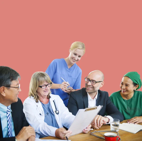 Orvosok vitát tárgyalás mosolyogva koncepció — Stock Fotó