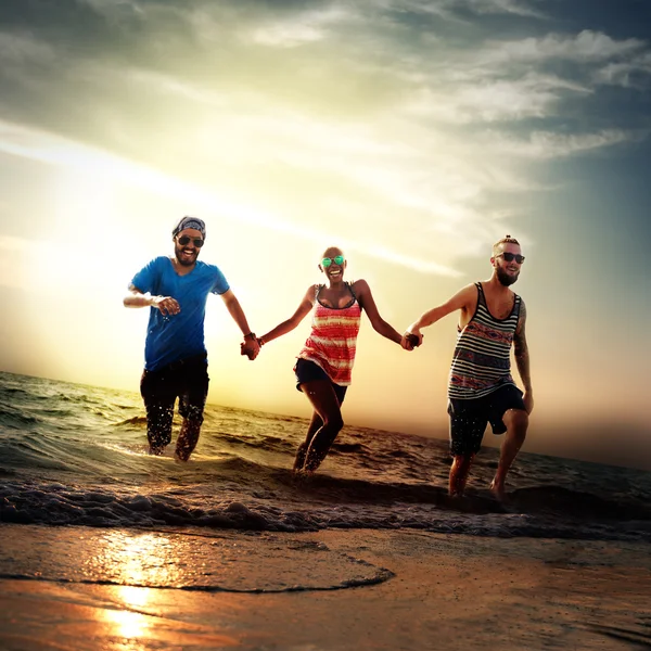 Amici felici divertirsi sulla spiaggia — Foto Stock