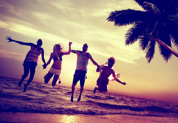 Happy Friends saltando en la playa — Foto de Stock