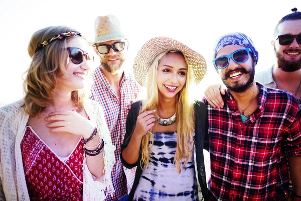 Amigos felices divirtiéndose en la playa — Foto de Stock