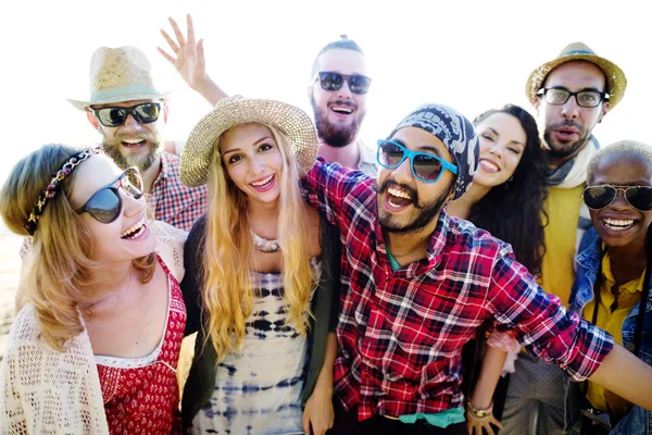 Happy friends having fun on the beach — Stock Photo, Image