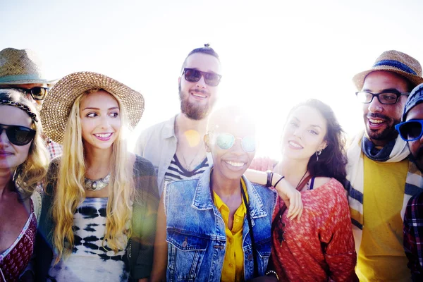 Amis heureux s'amuser sur la plage — Photo