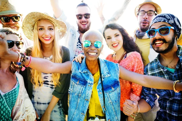 Amigos felices divirtiéndose en la playa — Foto de Stock