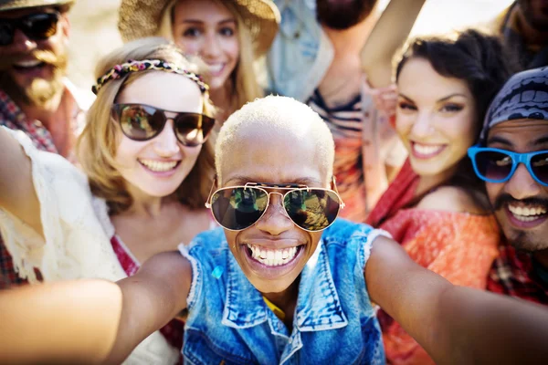 Glückliche Freunde, die Spaß am Strand haben — Stockfoto