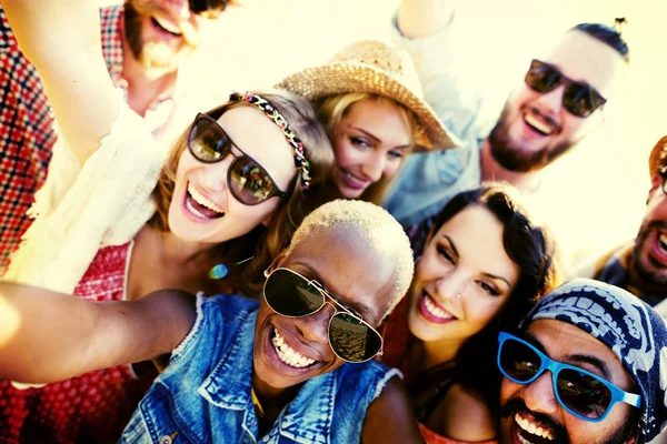 Glückliche Freunde, die Spaß am Strand haben — Stockfoto