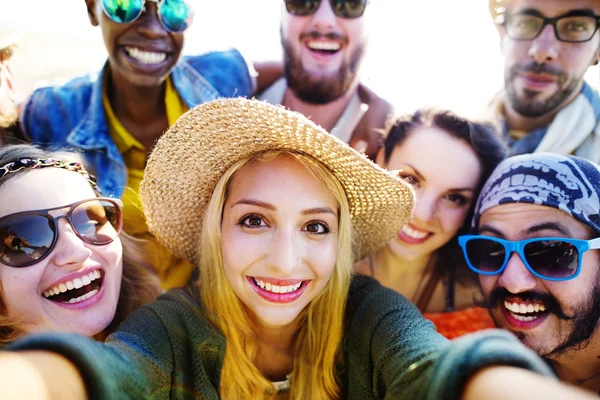 Glückliche Freunde, die Spaß am Strand haben — Stockfoto