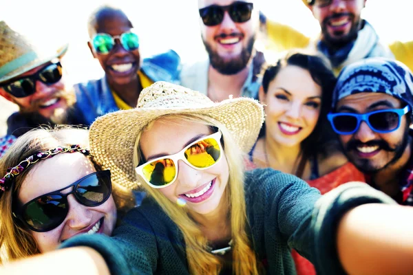 Amigos pasando el rato en la fiesta de la playa — Foto de Stock