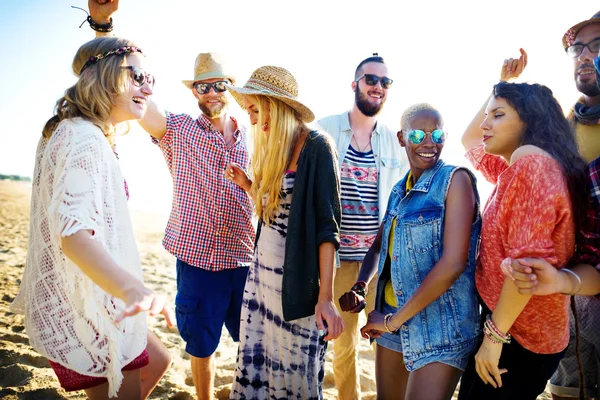 Vrienden opknoping op de beach party — Stockfoto