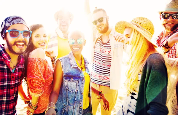 Amigos pasando el rato en la fiesta de la playa — Foto de Stock