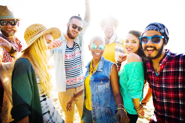 Φίλοι που κρέμεται σε beach party — Φωτογραφία Αρχείου