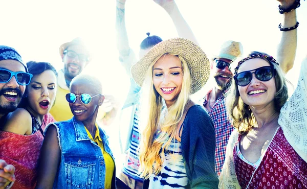 Amigos pasando el rato en la fiesta de la playa — Foto de Stock