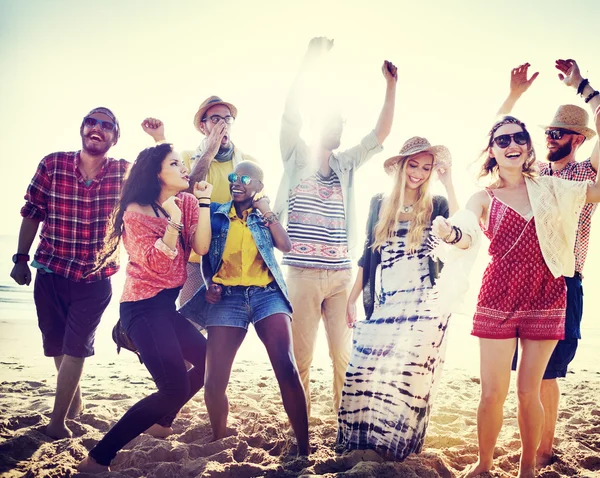 Amigos saindo na festa na praia — Fotografia de Stock